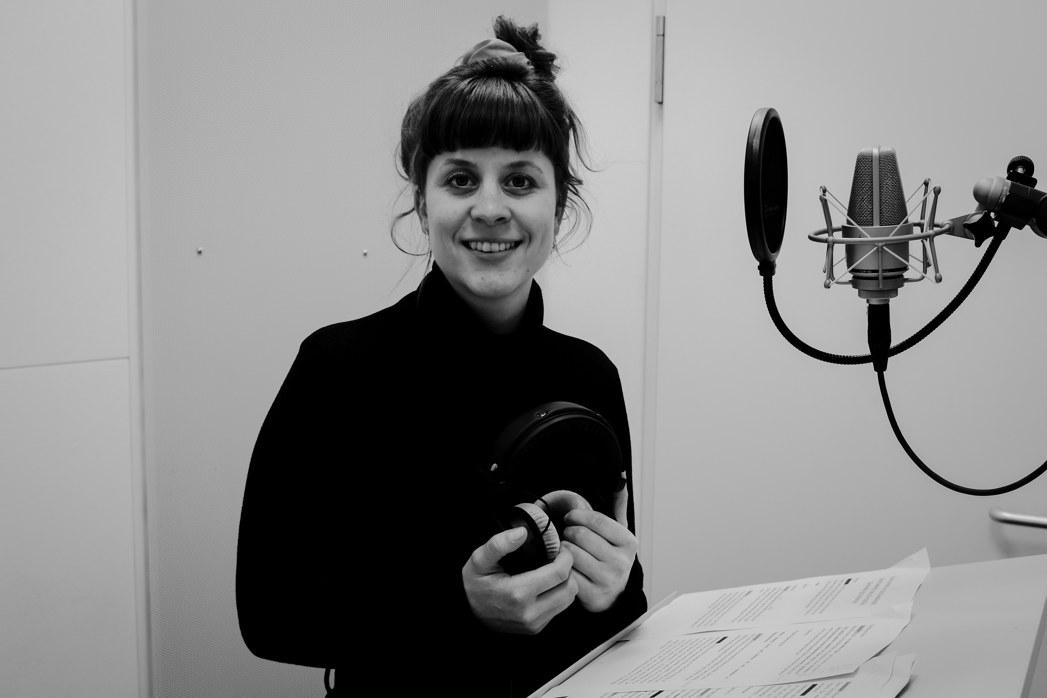Ich, Frauke Rummler, bei der Aufnahme meines Podcasts im Tonstudio an der Uni Halle